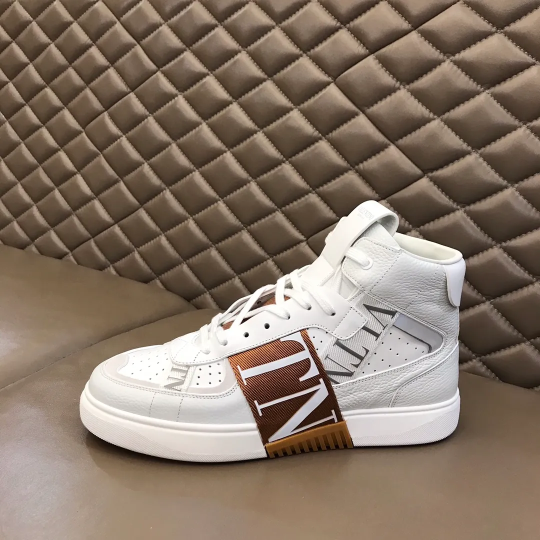 p480 "VALETINO**" new high-top 🆕 calfskin lace-up sneakers. No man should be able to refuse these shoes. The classic color scheme is so handsome! Purchase a high-precision replica of the original version to instantly sell off the market currency! 6 VLTN logo rubber effect straps - Valentino Garavani Logo printed on the back and tongue, all materials are customized to ensure quality! Size: 38-44
